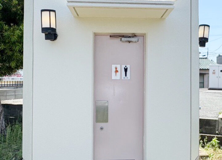 良町、まちの広場にて無償でトイレ塗装工事を行いました！