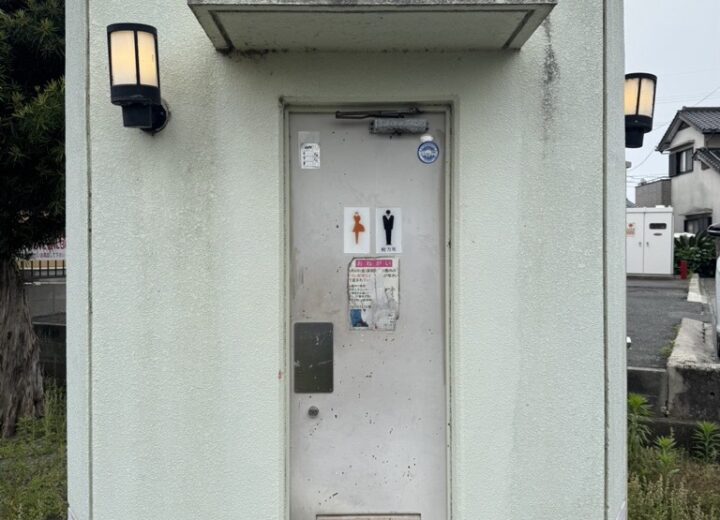 良町まちの広場にて無償でトイレ塗装を行います。