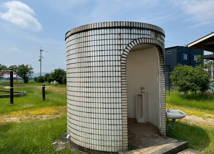 田迎良町公園のトイレ塗装を行います！
