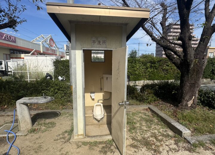 新土河原町公園のトイレ塗装を行います。